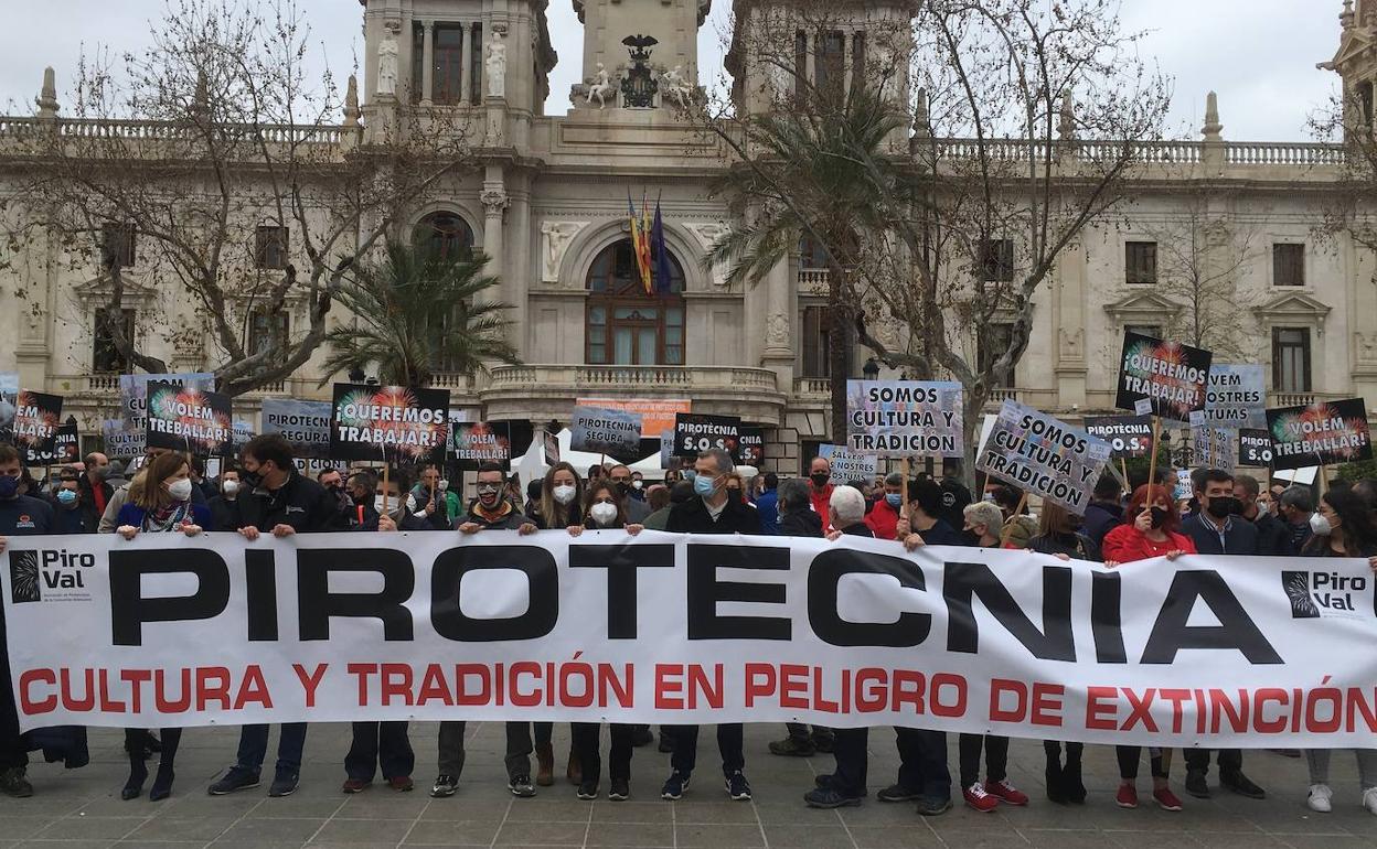 Cerca de 200 personas se concentran frente al Ayuntamiento de Valencia.