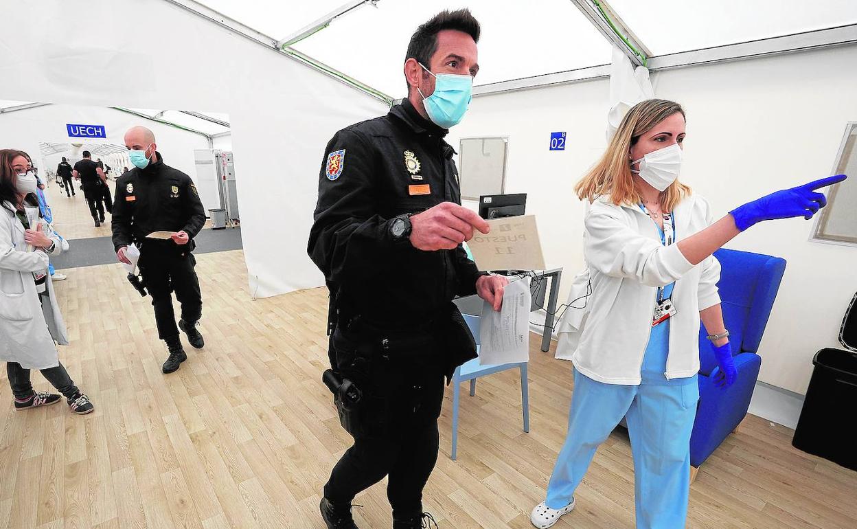 Agentes de policía y personal sanitario, ayer, en el hospital de campaña de Valencia con motivo del inicio de la vacunación.