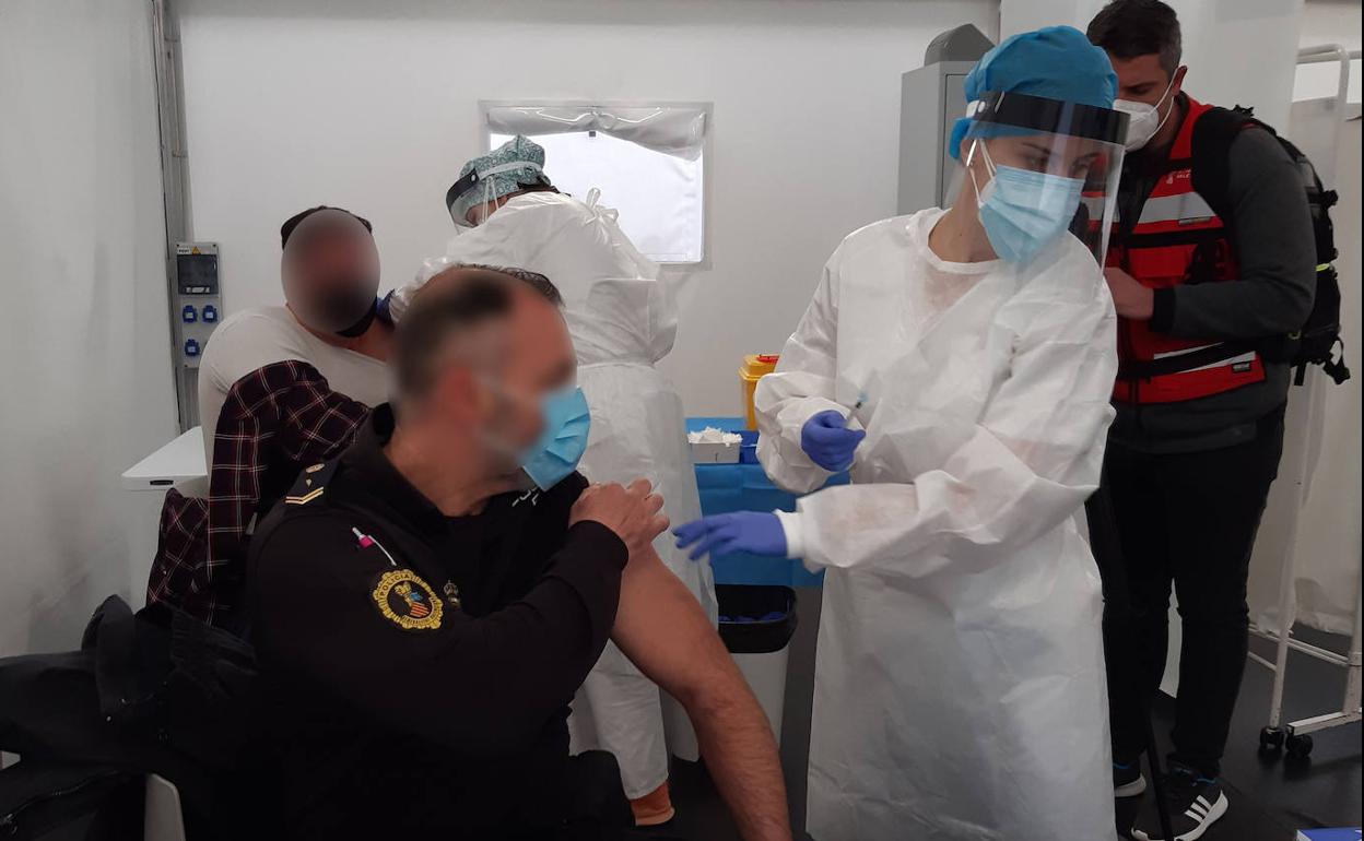 Personal sanitario administra la vacuna a un agente de policía en el hospital de campaña de Castellón, hoy.