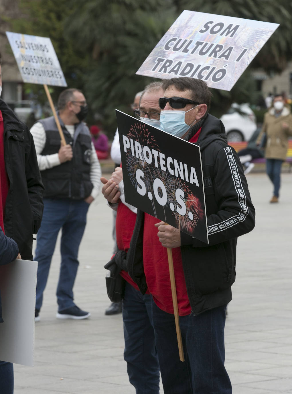 Fotos: La pirotecnia valenciana se concentra para dejar claro que el sector se muere