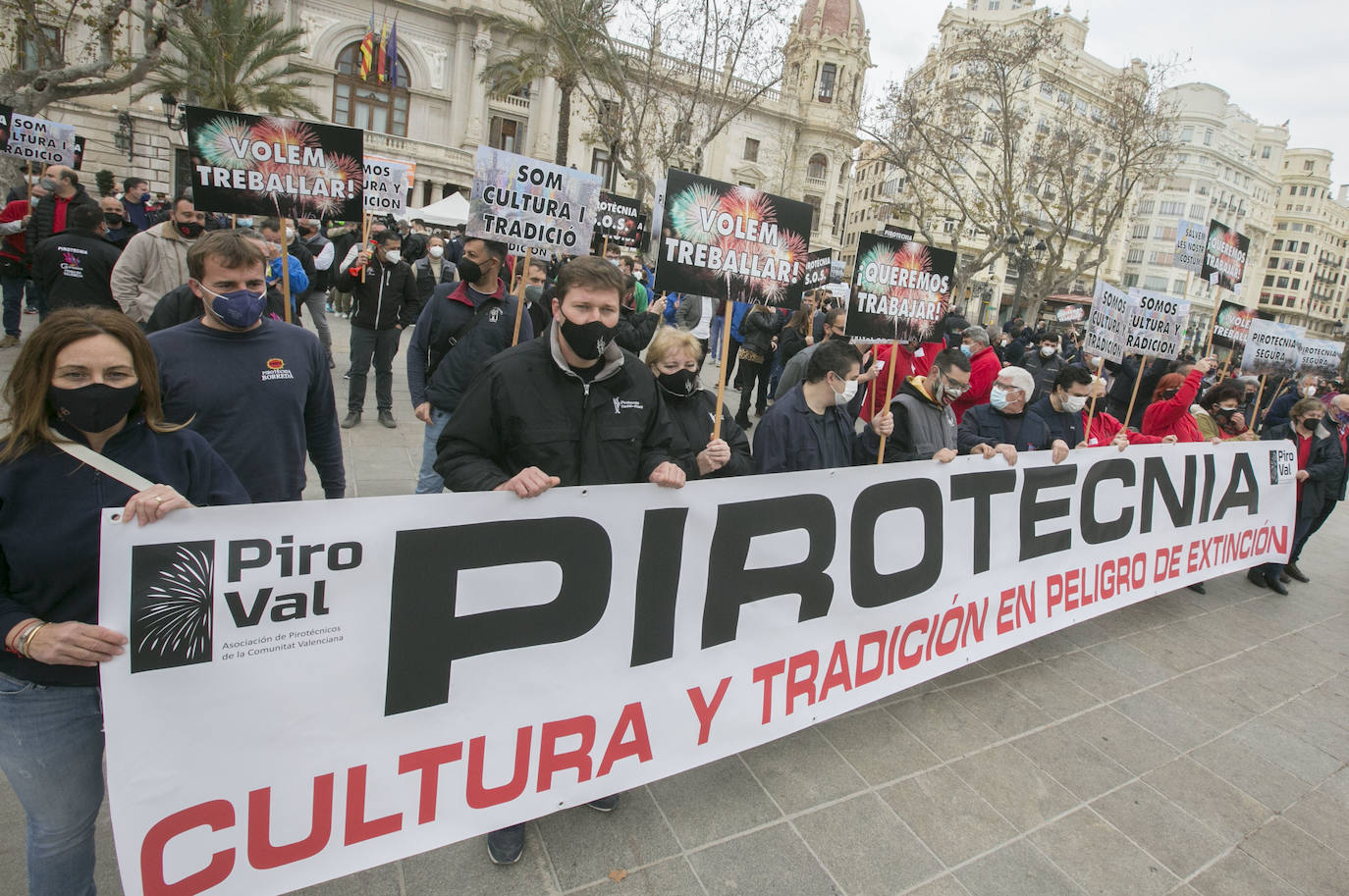 Fotos: La pirotecnia valenciana se concentra para dejar claro que el sector se muere