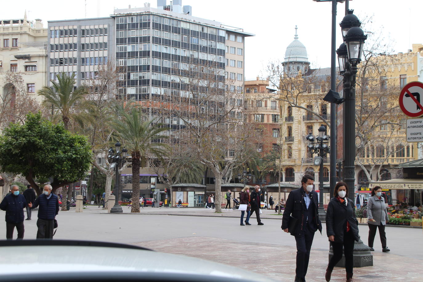 Esquina de la plaza del Ayuntamiento con Periodista Azzati. En cualquier día normal de Fallas, desde aquí cuesta ver el coso central de la plaza, la zona de fuego. Hoy, visible sin problema.