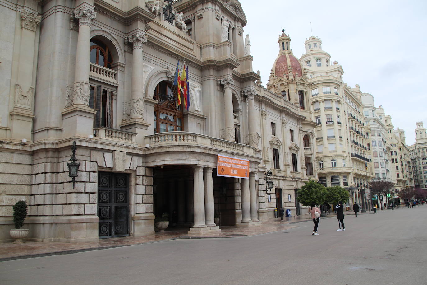 Debajo del balcón del Ayuntamiento se colocaban aquellas personas cercanas a las cortes de honor y falleras mayores de Valencia. Su objetivo: saludar a su representante con carteles o pancartas personalizadas. Tanto antes del disparo como después era habitual ver a las falleras saludando al público y bailando con las canciones.