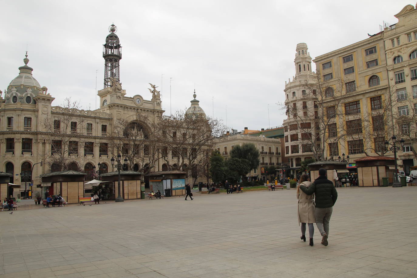 Una pareja paseaba por el centro del ruedo de la mascletà, el lugar en el que sueñan disparar los pirotécnicos de la Comunitat y del resto de España.