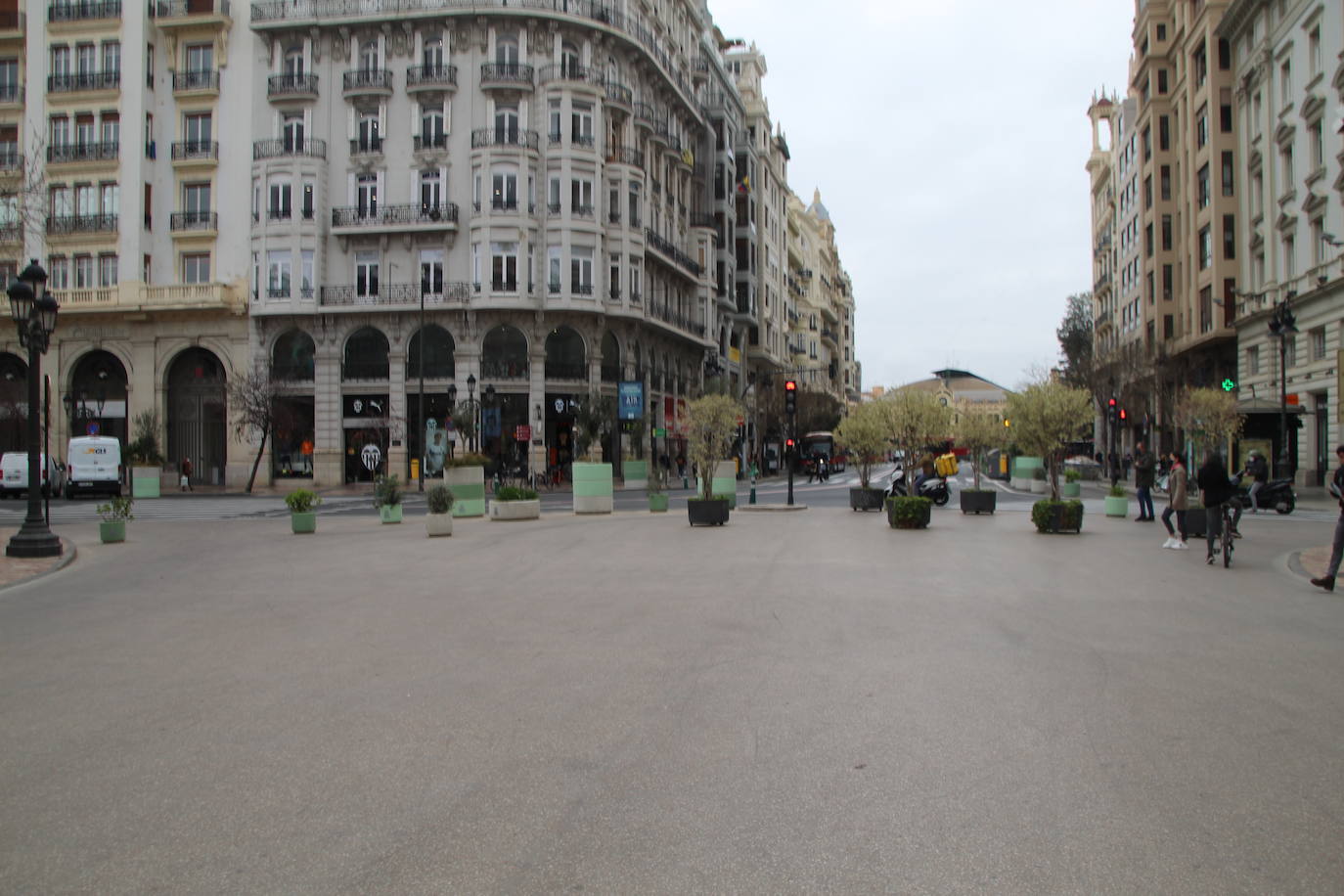 En lugar de vallas, maceteros. Es la primera vez que la plaza del Ayuntamiento está peatonalizada durante el mes de marzo y los elementos colocados para evitar el acceso del tráfico rodado a la zona de viandantes seguían ahí, sin los típicos espectadores de la primera fila.