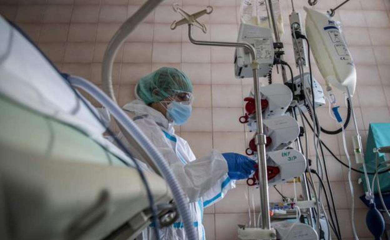 Atención hospitalaria a un paciente con coronavirus. 