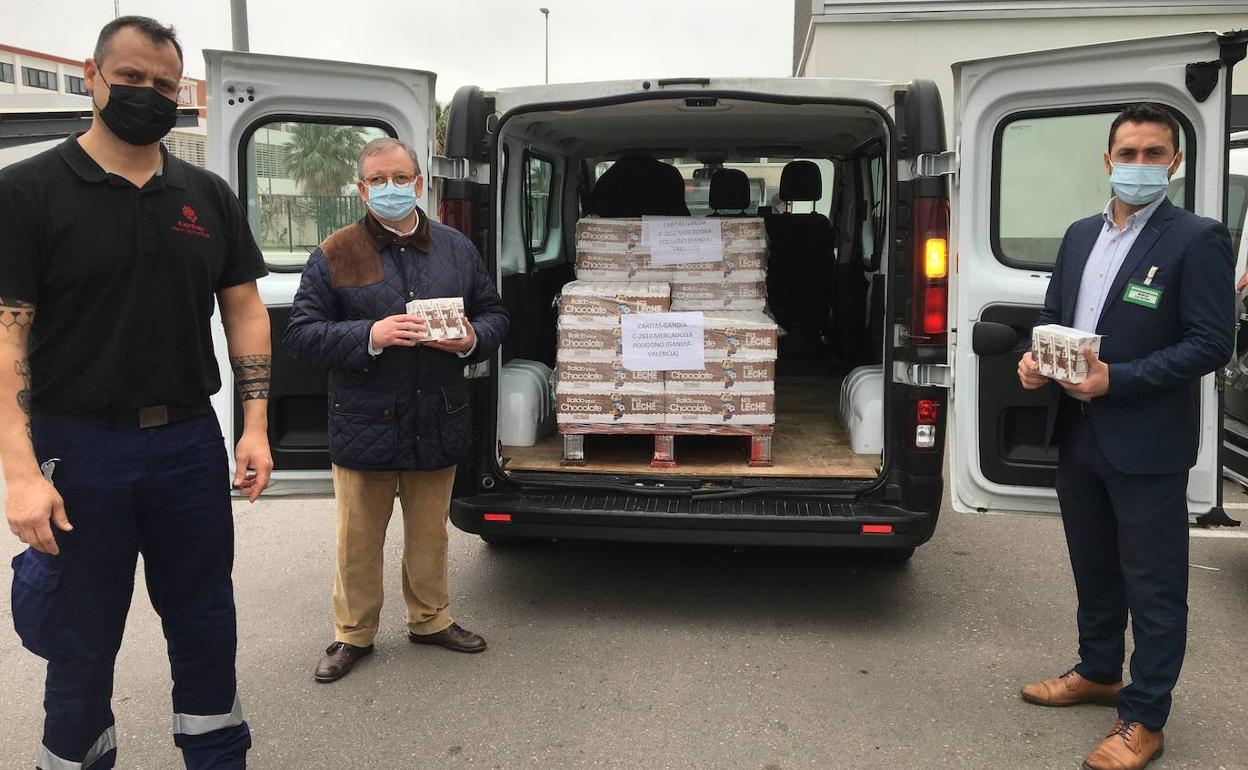 Entrega de productos a Cáritas en Mercadona del polígono Alcodar de Gandia. 