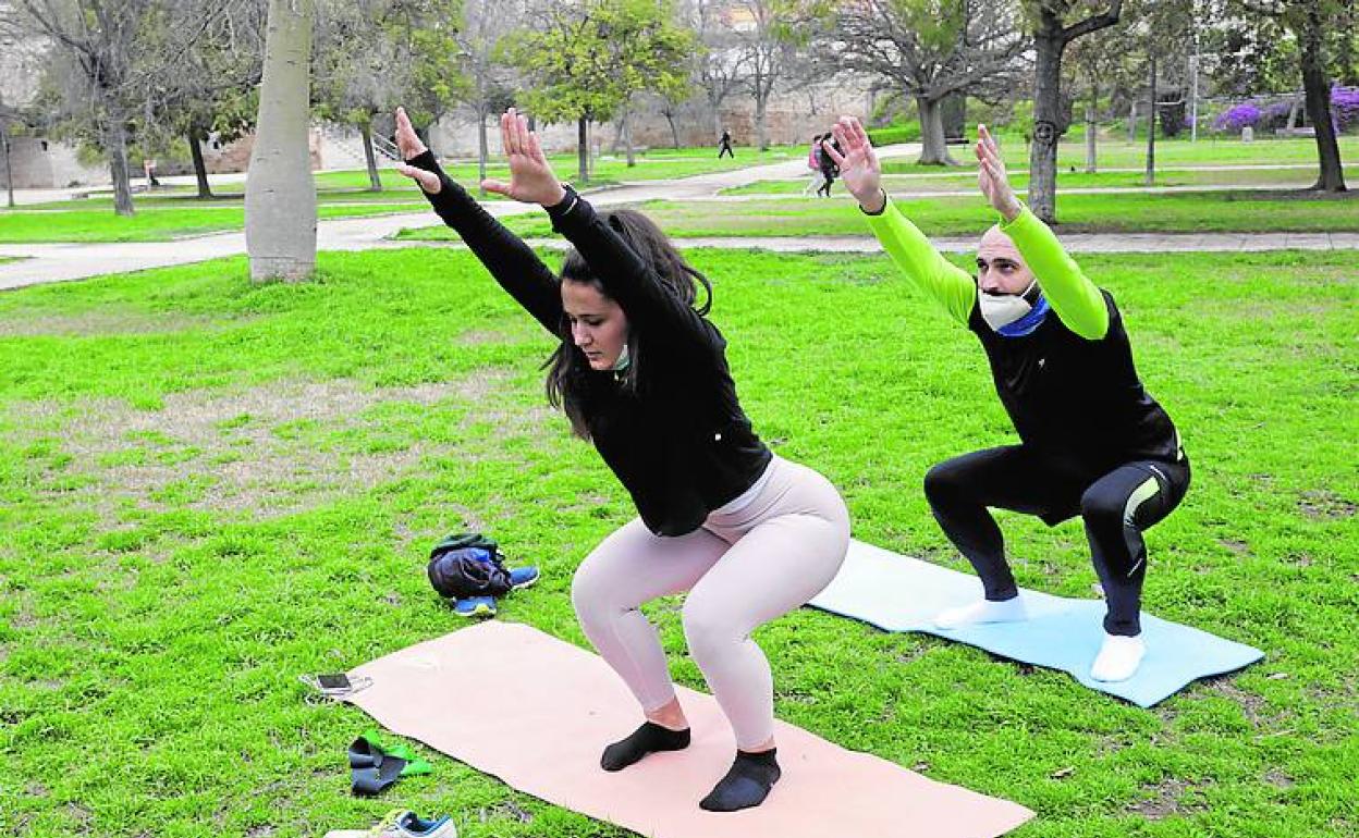 Dos personas hacen ejercicio en un parque de Valencia.