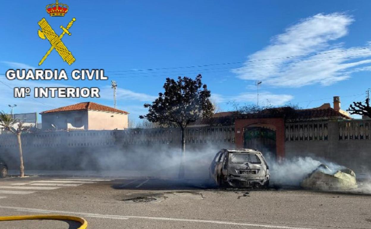 El vehículo quemado en una calle de El Perelló. 