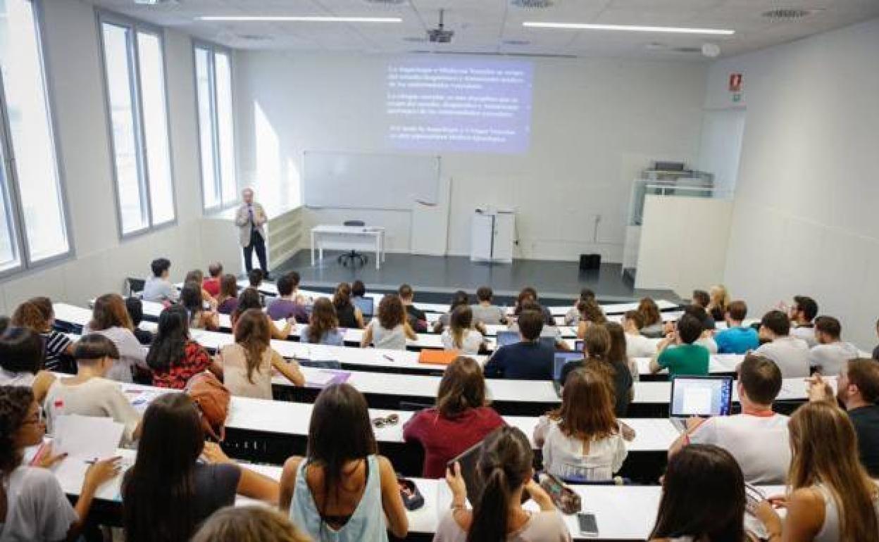 Estudiantes en un aula de la Universidad de Granada. 