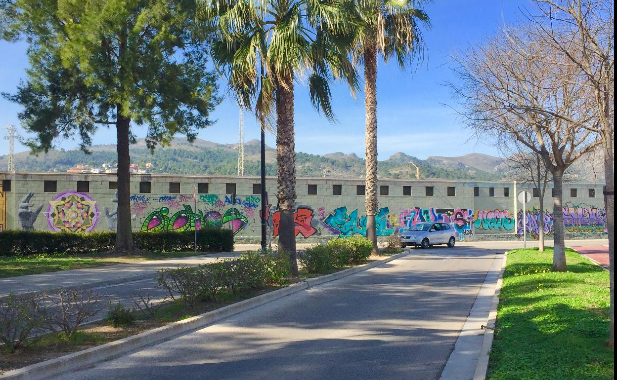 Tramo final de la Ronda de l'Anella, que finaliza en un muro de una zona industrial. 