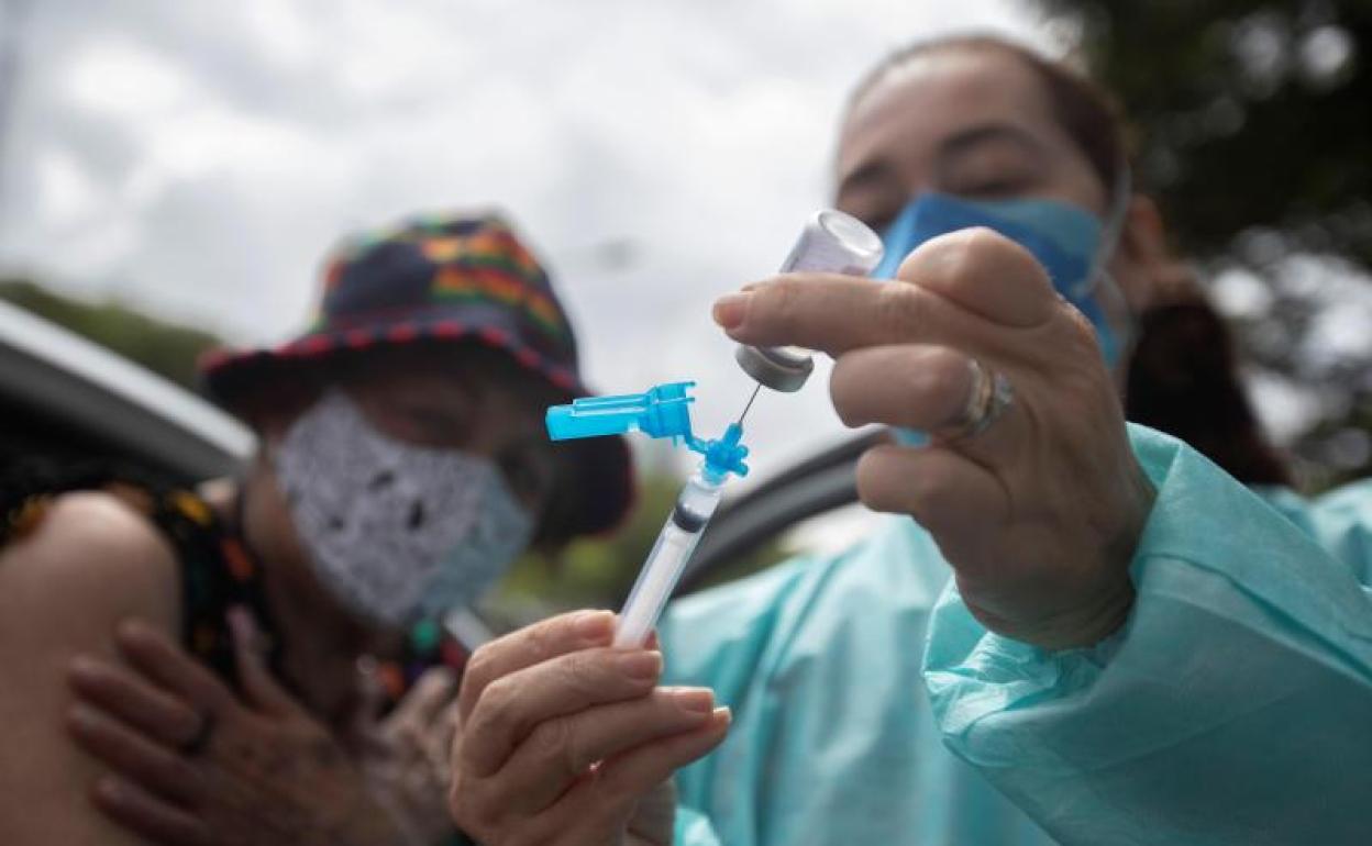 Una mujer prepara una dosis de la vacuna contra covid-19, en Brasilia (Brasil).