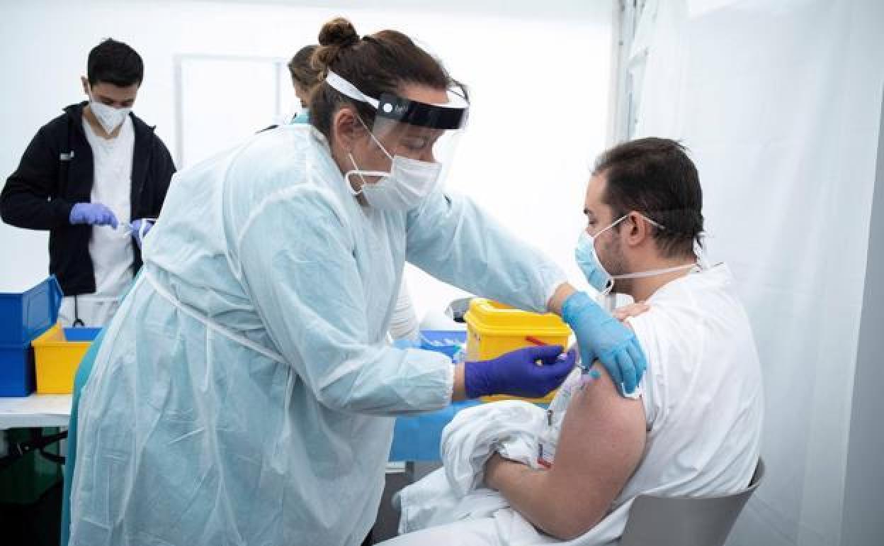 Vacunación a sanitarios en Castellón. 