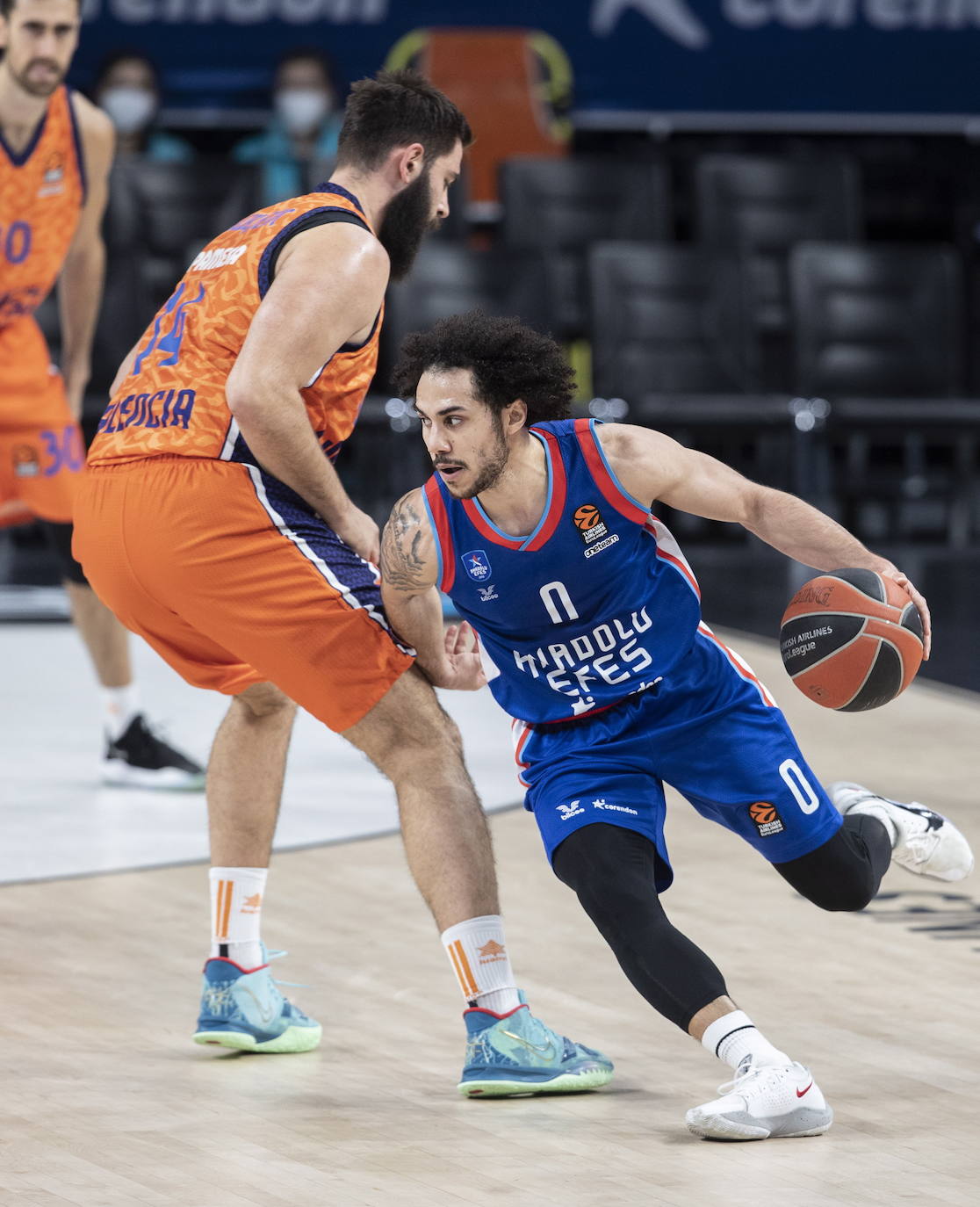 Fotos: Las mejores imágenes del Anadolu Efes-Valencia Basket