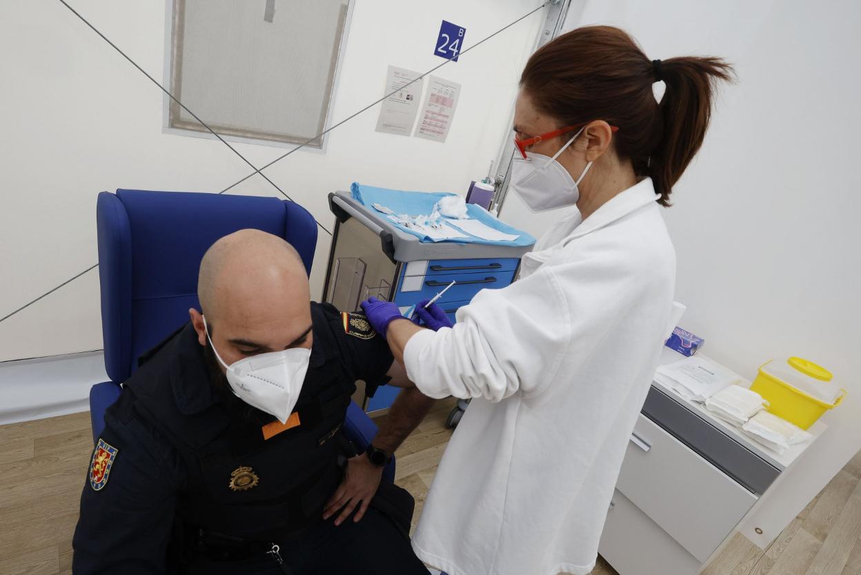 Personal sanitario administra la vacuna a un agente de policía en el hospital de campaña de la Fe. jesús signes