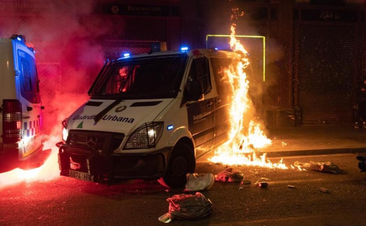 Prisión para los ocho detenidos por atacar una furgoneta policial en Barcelona