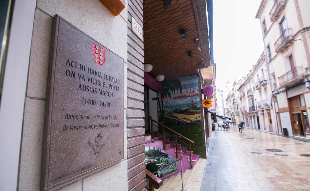 Placa que identifica el lugar donde vivió Ausiàs March en Gandia en el siglo XV, en plena calle Mayor. 