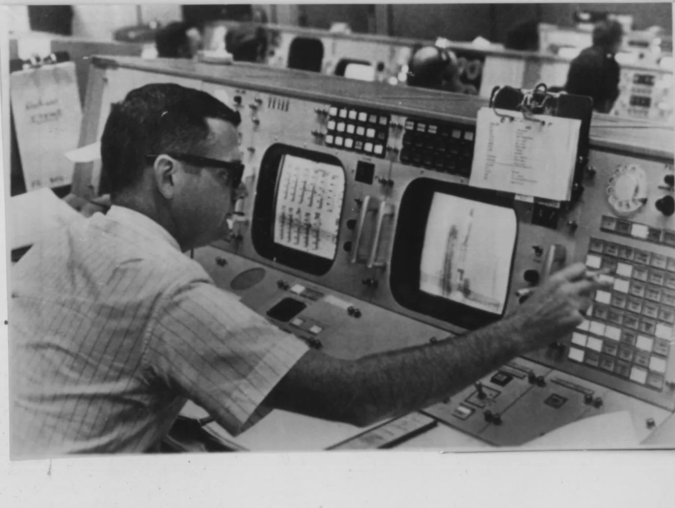 Técnico de la NASA comprobando el despegue de una nave en su tablero de mandos.