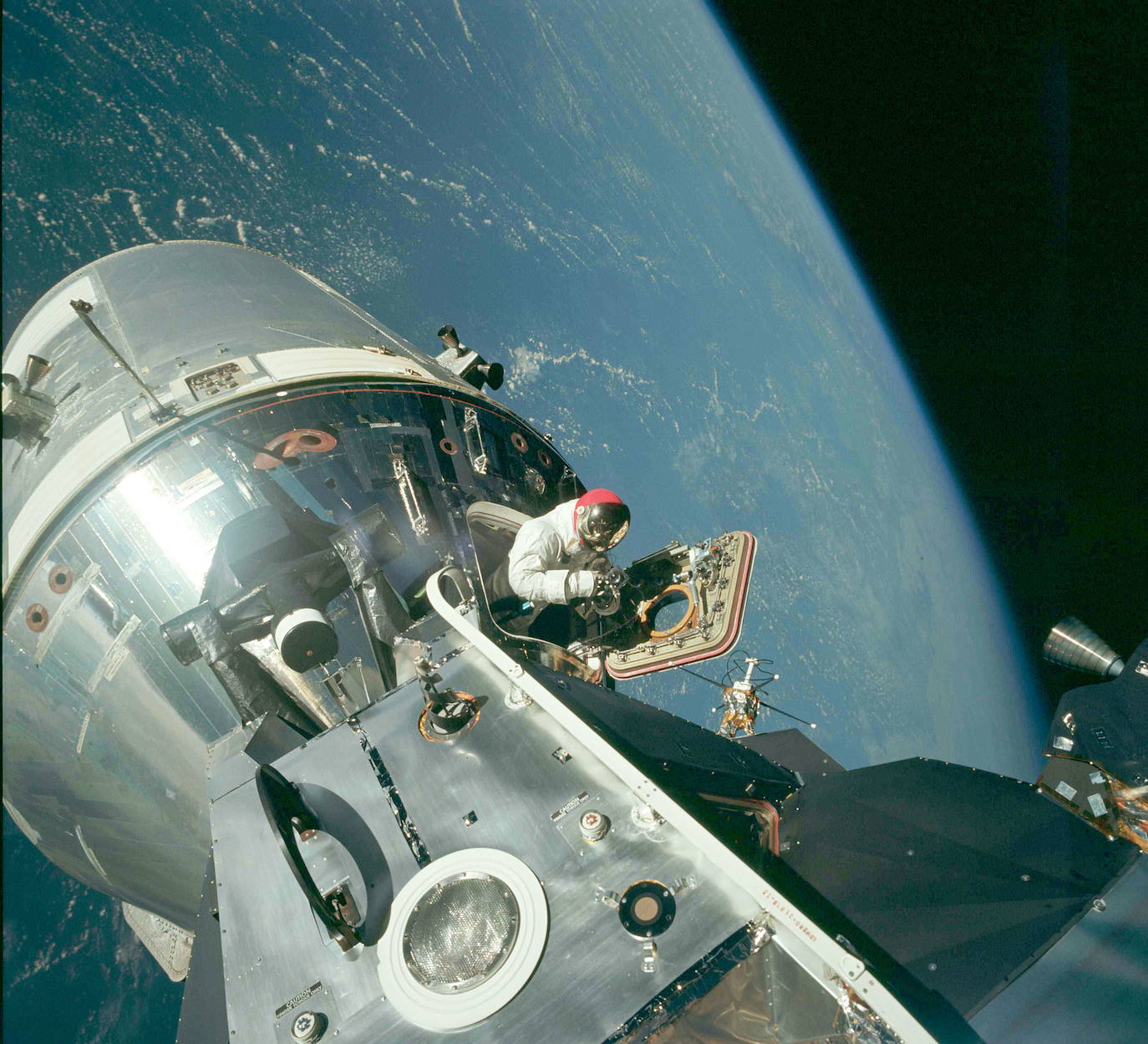 David R. Scott, piloto del módulo de comando, se encuentra en la escotilla abierta del Módulo de Comando (CM) durante la actividad extravehicular (EVA), en el cuarto día de la misión orbital terrestre Apolo 9 en esta foto de la NASA del 6 de marzo de 1969.