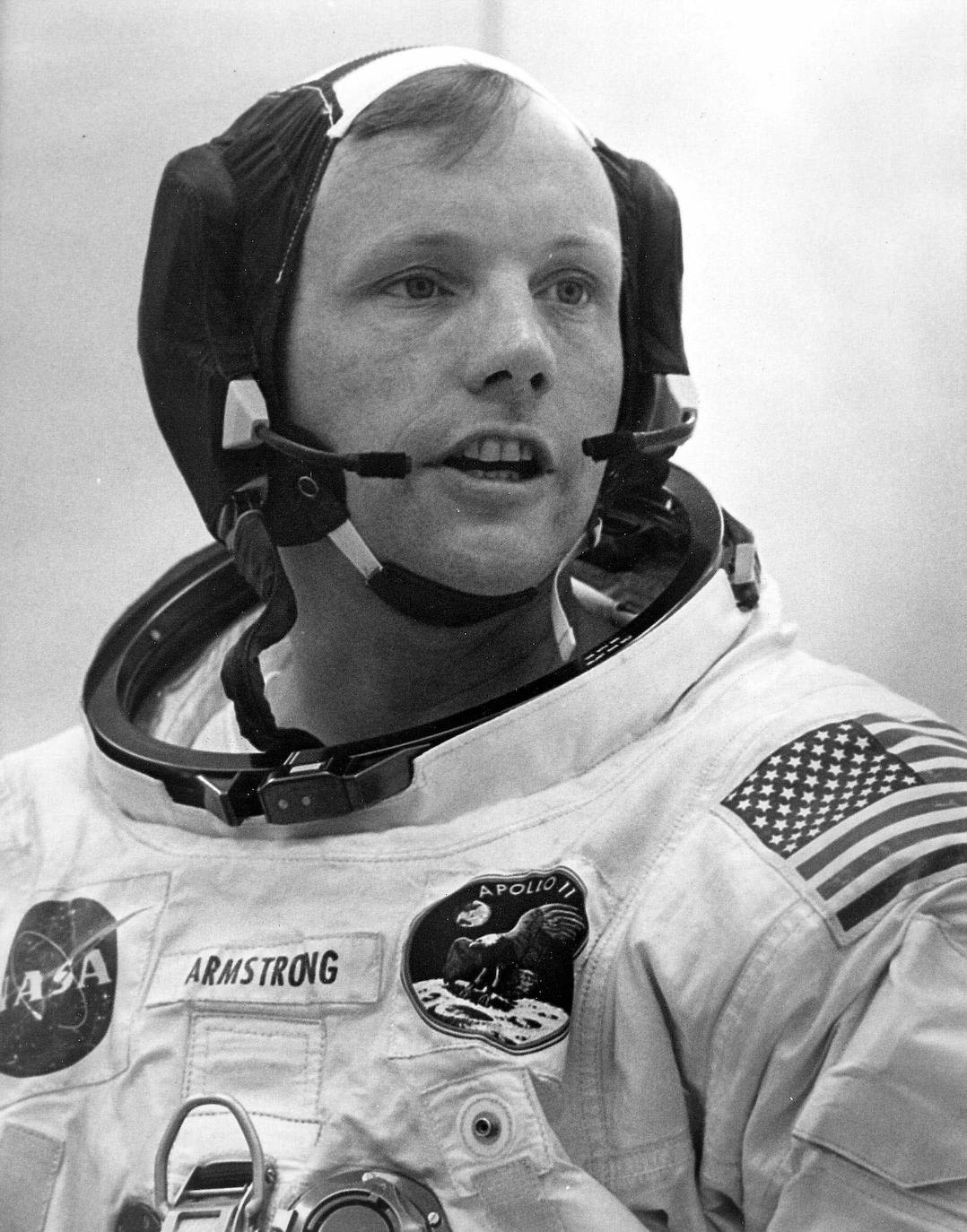 El comandante del Apolo 11, Neil A. Armstrong, se prepara para abordar el vehículo espacial Saturno V para el comienzo de su misión a la luna el 16 de julio de 1969.