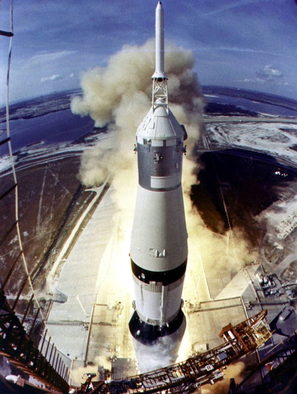 Foto de archivo del 16 de julio de 1969 publicada por la NASA. Muestra el cohete Saturno V despegando de la plataforma de lanzamiento 39A en el Centro Espacial Kennedy al comienzo de la misión de aterrizaje lunar del Apolo 11. Los astronautas Neil Armstrong, Edwin E. "Buzz" Aldrin, Jr. y Michael Collins despegaron para ser los primeros hombres en la misión a la Luna. 