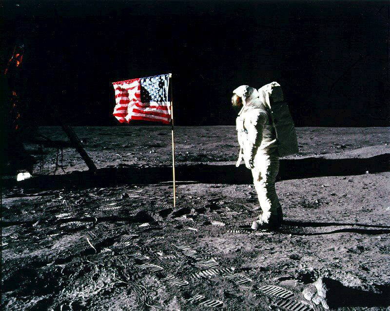 Fotografía facilitada por la NASA con fecha del 20 de julio de 1969 que muestra al astronauta estadounidense Edwin ´Buzz´ Aldrin junto a una bandera de su país en la superficie lunar. 