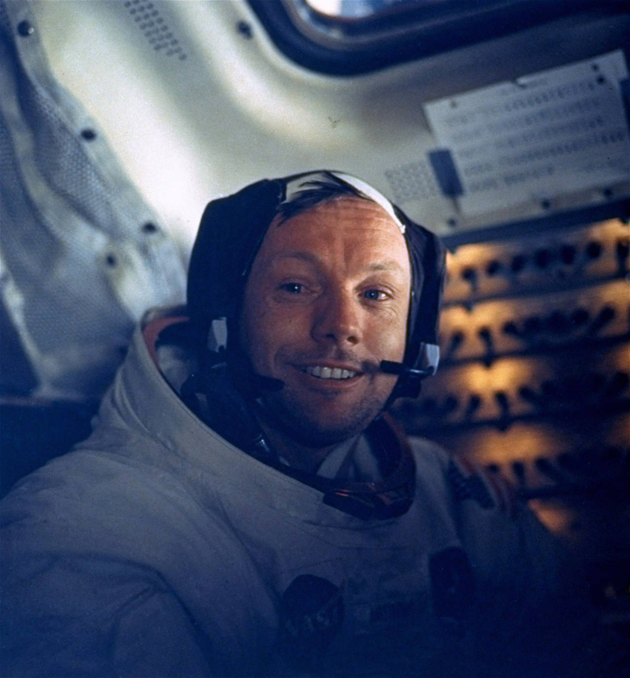 El astronauta Neil Armstrong, en el módulo lunar, tras haber pisado la superficie de la Luna.