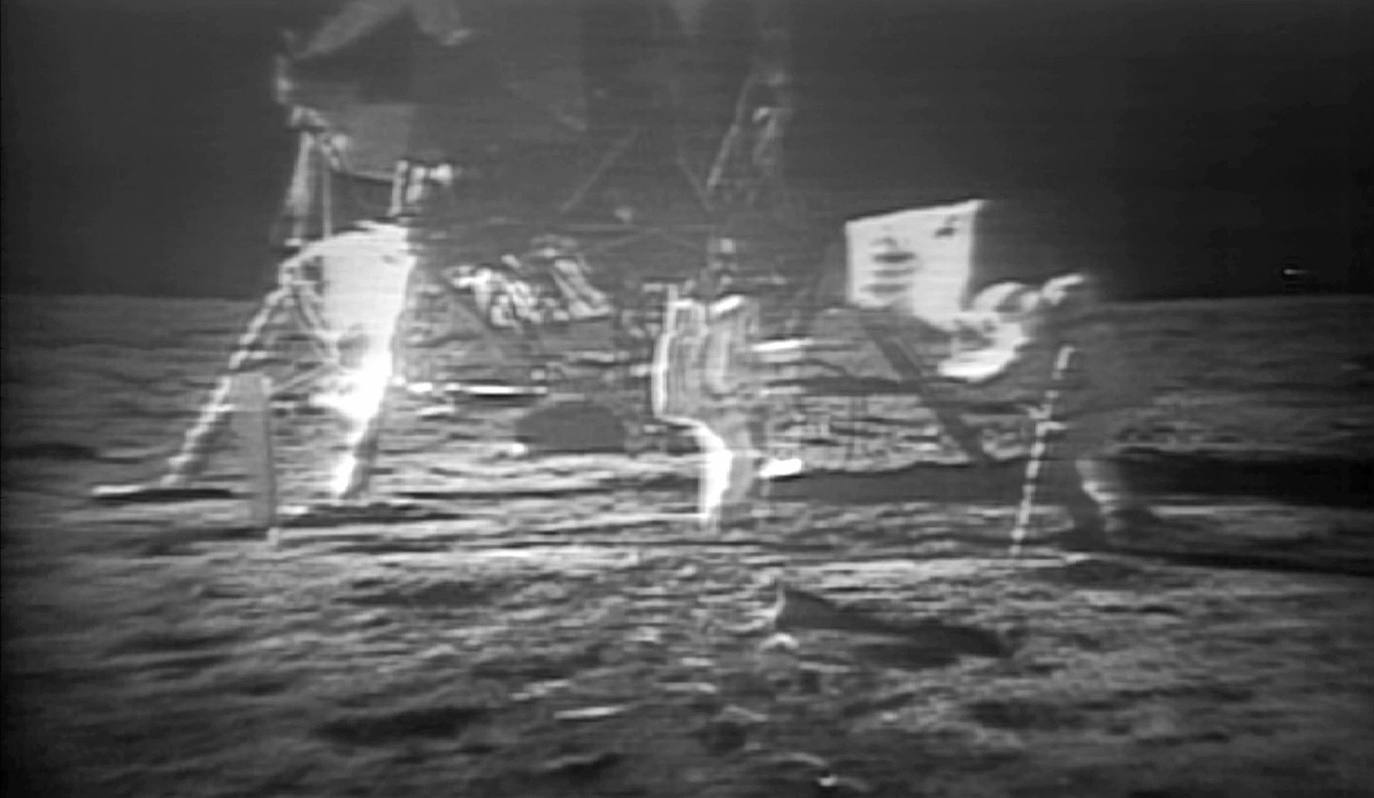 Los astronautas Neil Armstrong y Edward Aldrin pisan suelo lunar poco después de descender del Apolo 11 (imagen restaurada de un vídeo).