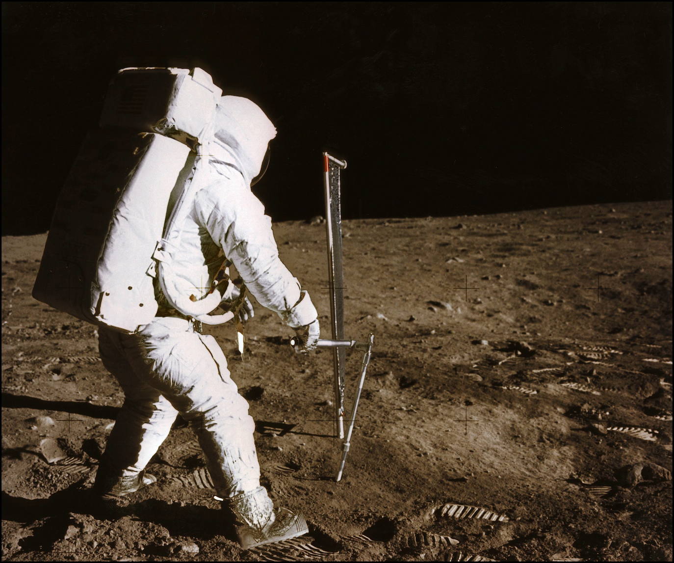 El astronauta Edwin E. Aldrin Jr. pisa el suelo de la Luna poco después del alunizaje del Apolo 11.