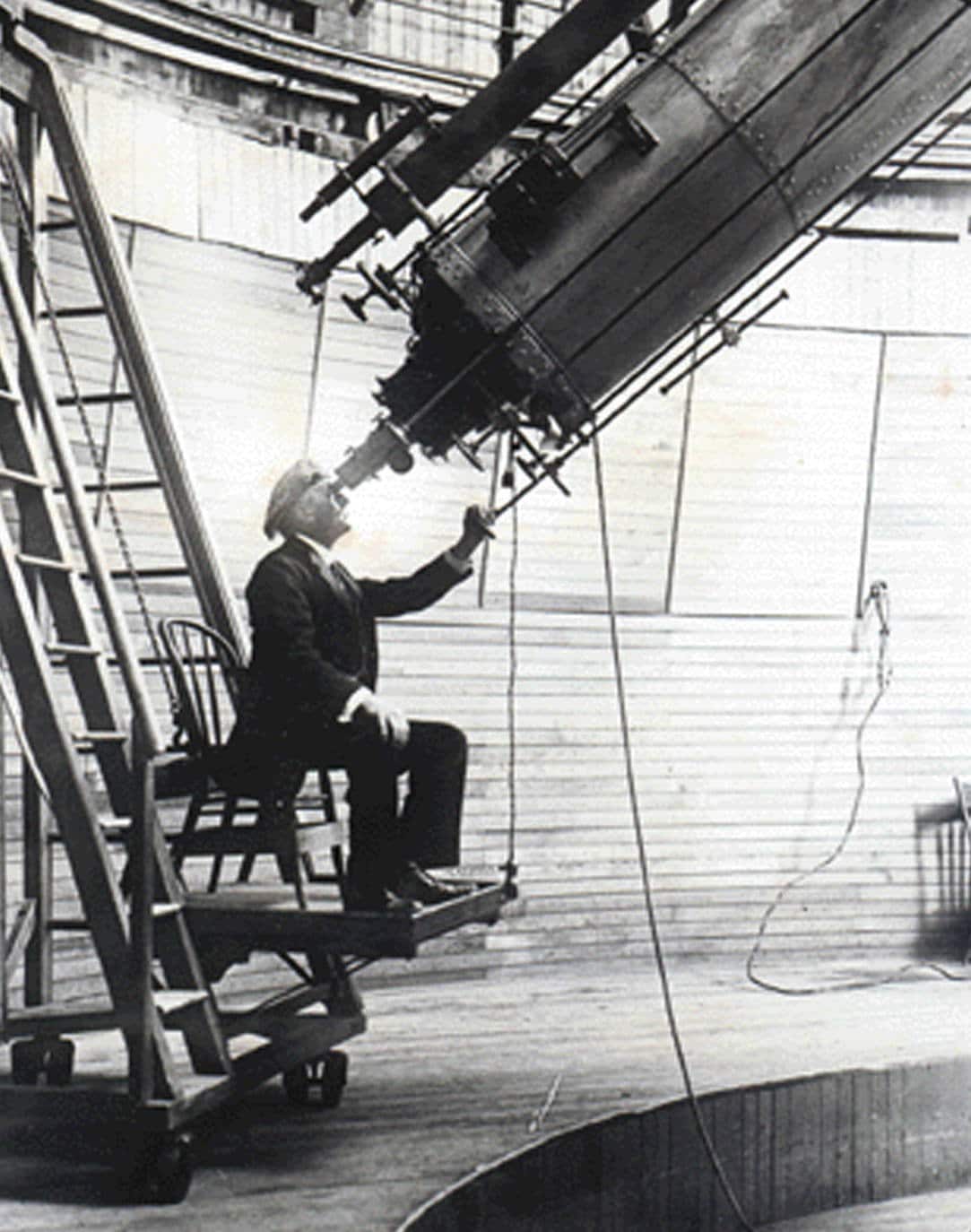 Percival Lowell, astrónomo aficionado, observa el espacio por un telescopio Clark en el interior del Observatorio Lowell.