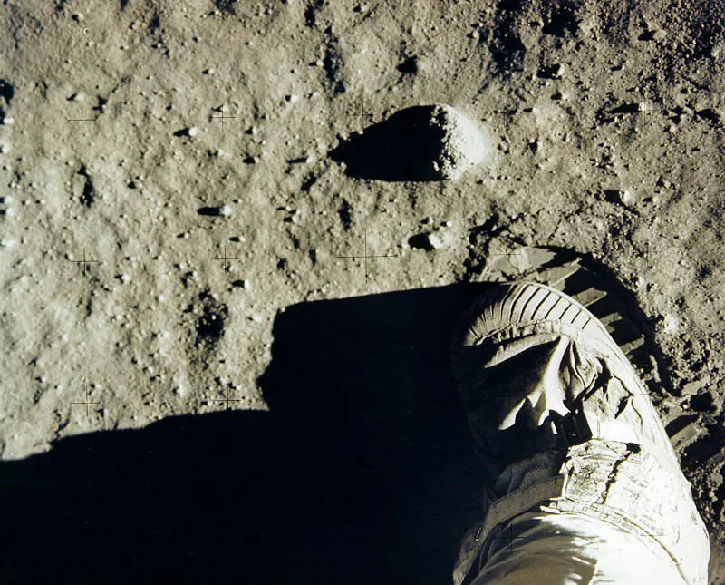 Huella en la superficie lunar de uno de los primeros astronautas en pisar la Luna.