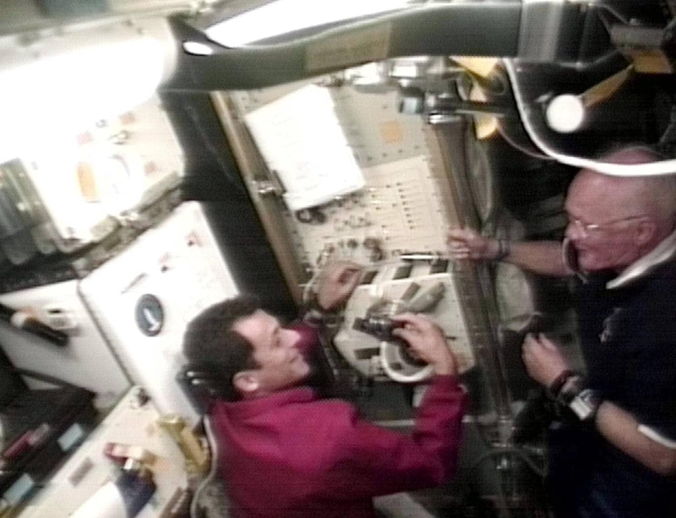 Pedro Duque y John Glenn durante la misión espacial del Discovery, en 1998.