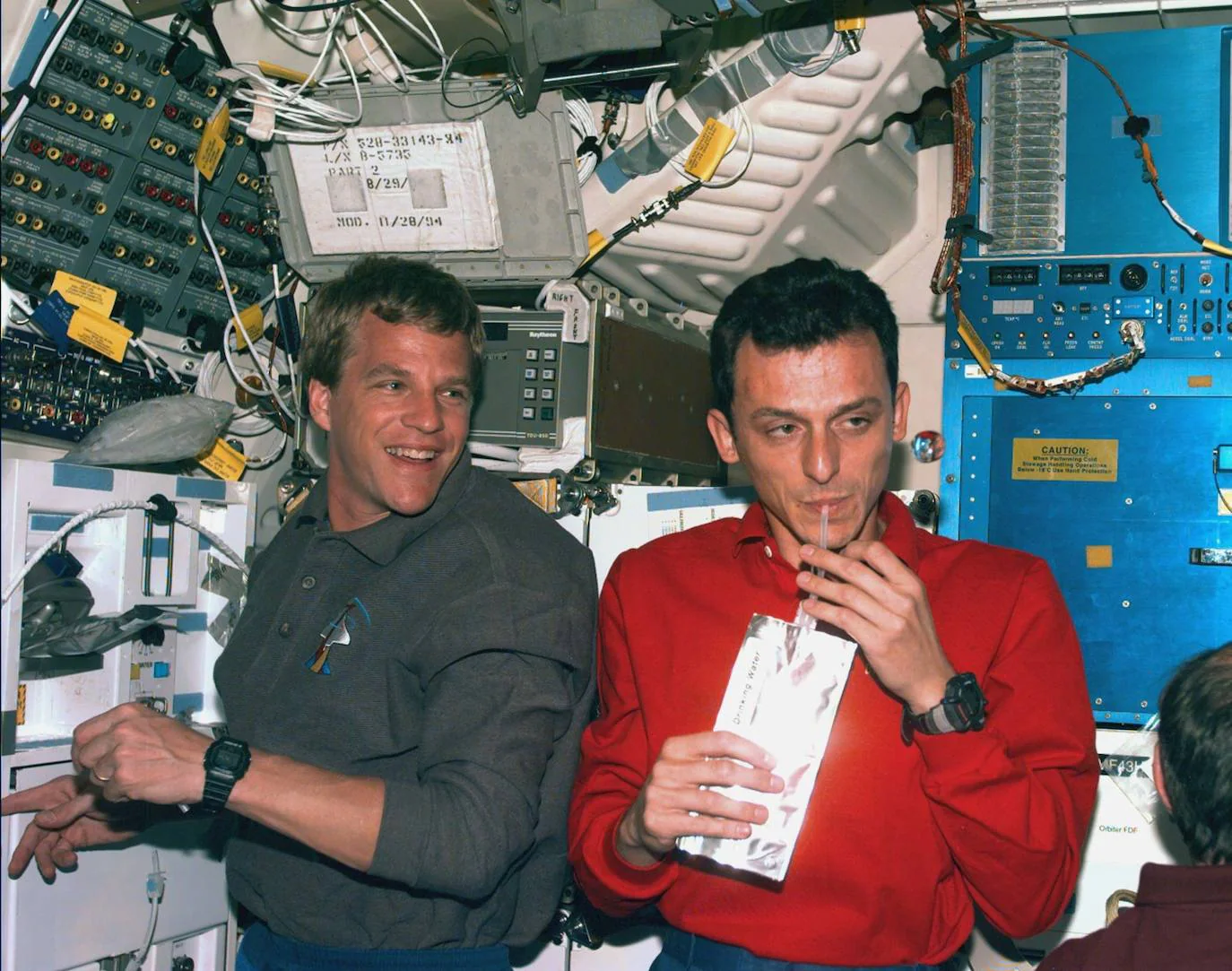 Pedro Duque y Scott F. Parazynski durante la misión espacial del Discovery en 1998.