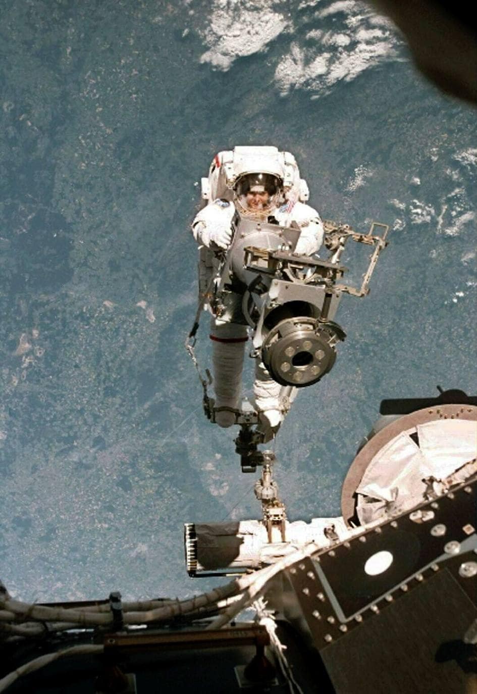 La astronauta estadounidense Tamara Jernigan durante la instalación de una de las grúas en la ISS.