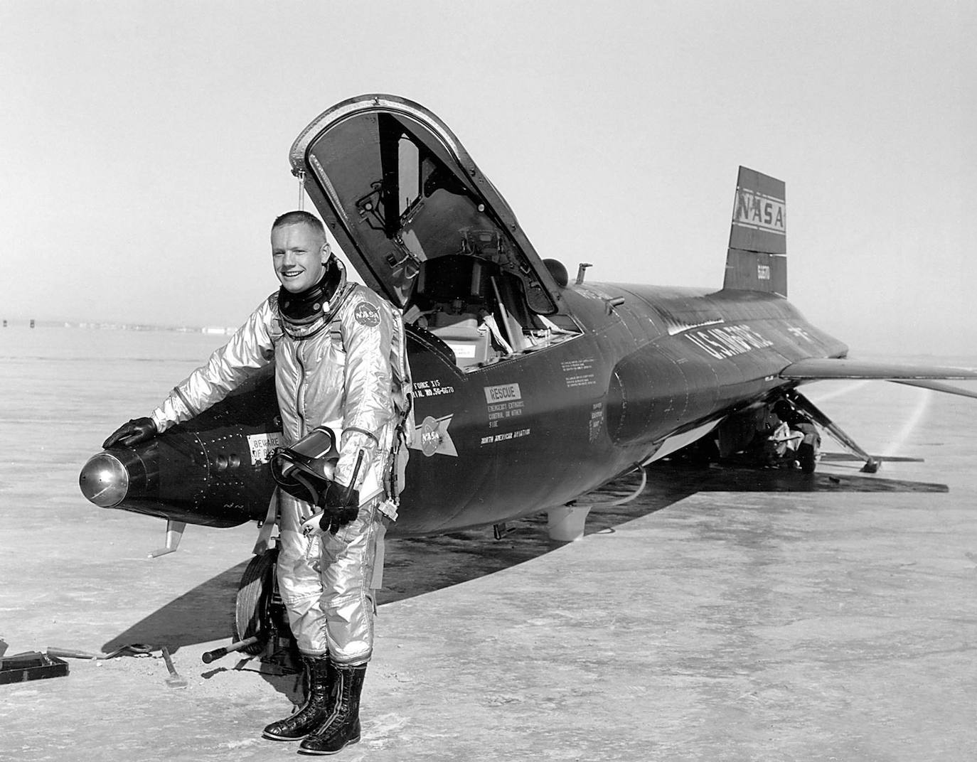Esta imagen de archivo de la NASA de 1960 muestra al piloto Neil Armstrong visto junto a la nave X-15 después de un vuelo de investigación en el Dryden Flight Research Center en California. El X-15 voló durante un período de casi 10 años, desde junio de 1959 hasta octubre de 1968, y estableció los récords no oficiales de velocidad y altitud del mundo.