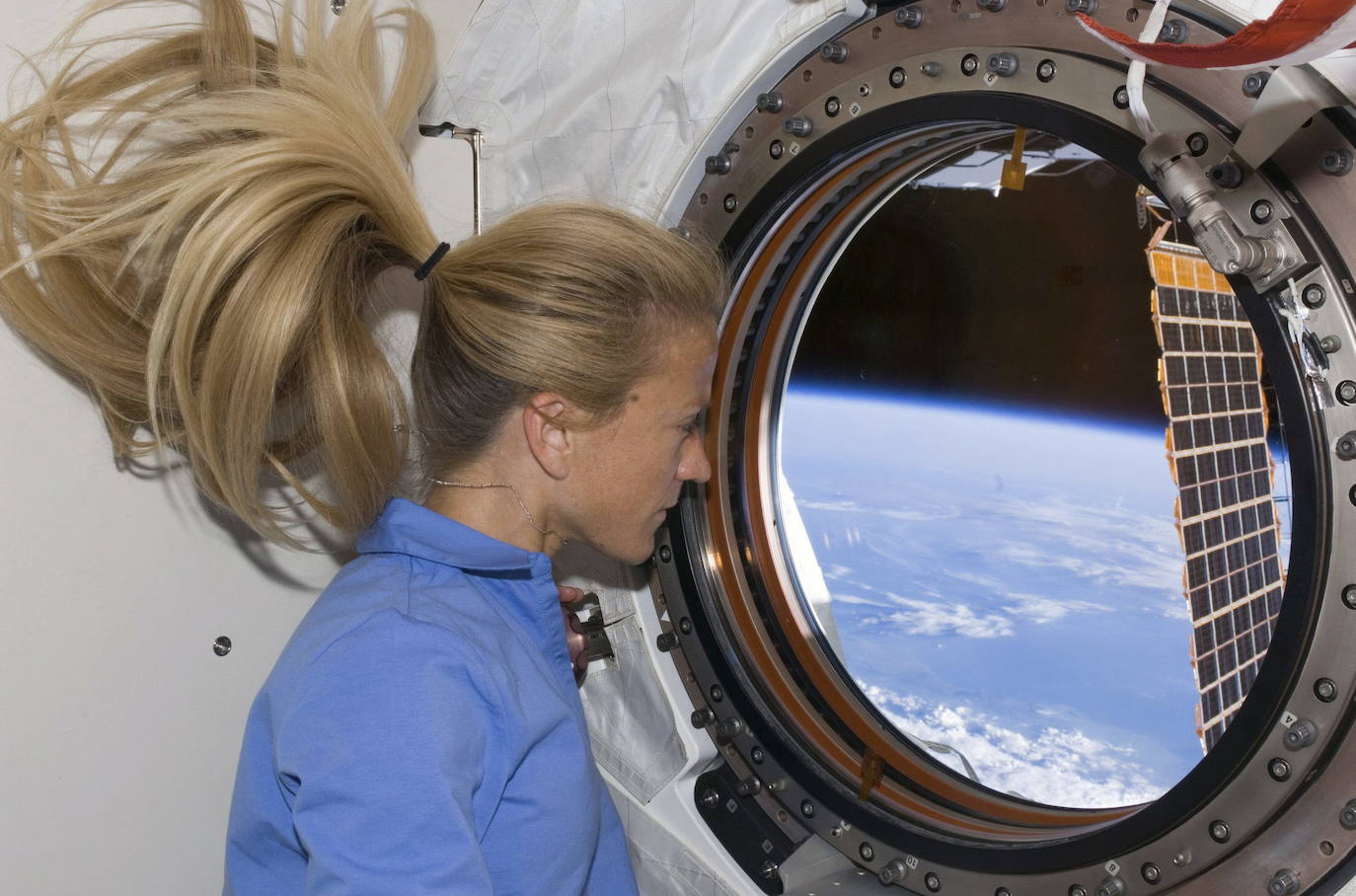 La astronauta Karen Nyberg mira a través de una ventana en el laboratorio de investigación japonés Kibo instalado en la Estación Espacial Internacional.