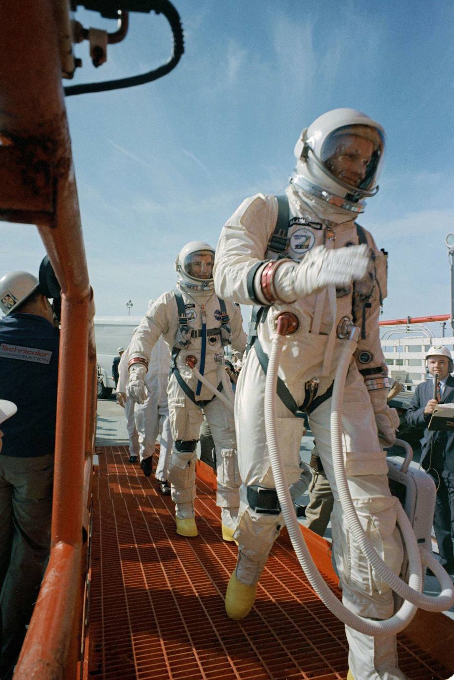 Neil Armstrong (derecha) y David R Scott se preparan para subir a bordo del Gemini-Titan VIII. La misión realizó el primer acoplamiento de dos naves espaciales en órbita y aterrizó de manera segura en la Tierra después de un aborto de emergencia. 