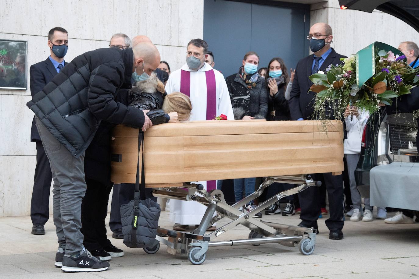 Los familiares y amigos de Álex Casademunt despiden al artista de 39 años, fallecido el pasado miércoles en un accidente de tráfico en Mataró, donde residía. Al tanatorio han acudido durante la tarde de este jueves sus compañeros de 'Operación triunfo 1': David Bustamante, David Bisbal y Nuria Fergó son algunos de los rostros conocidos que han acudido a dar el último adiós al catalán.