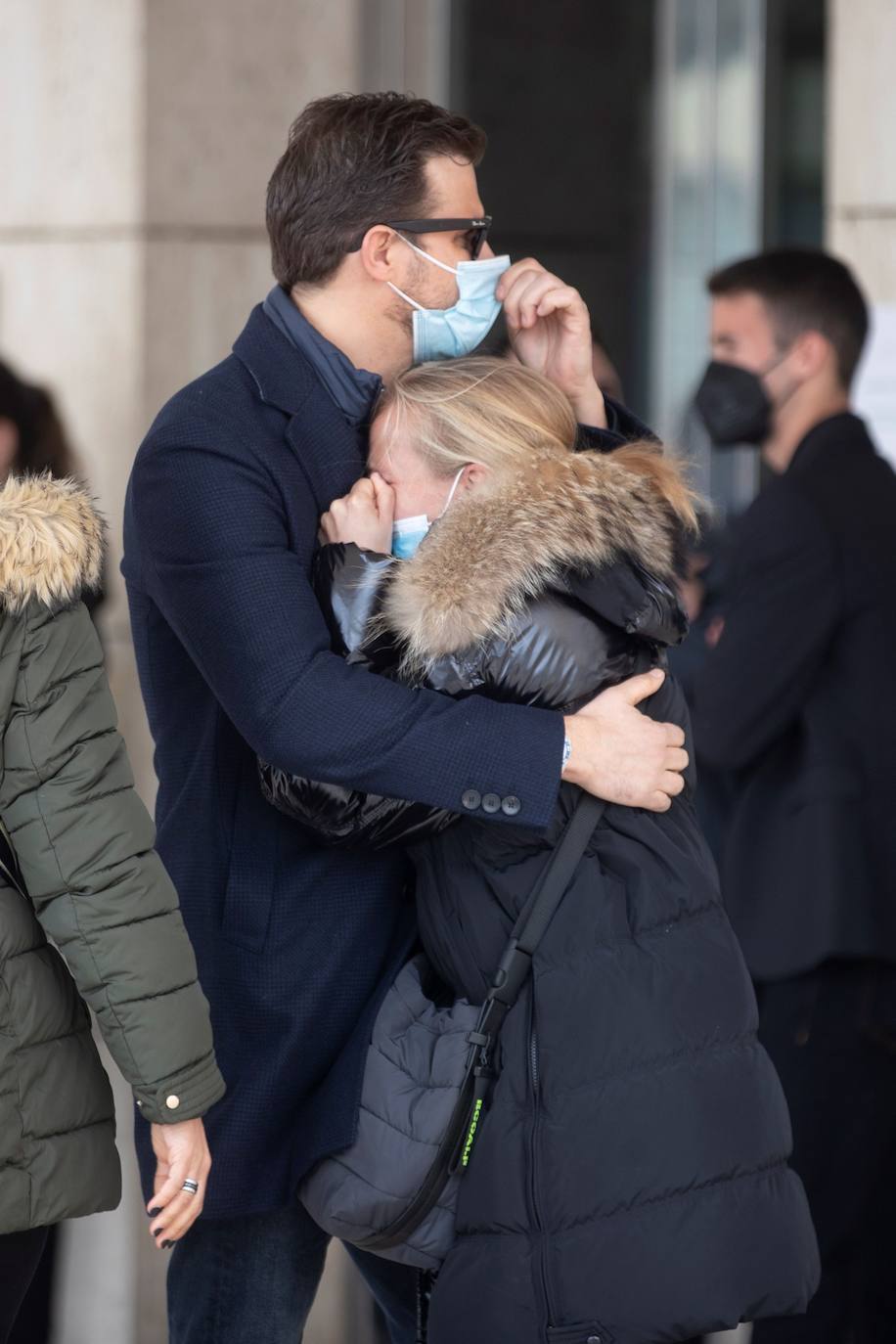 Los familiares y amigos de Álex Casademunt despiden al artista de 39 años, fallecido el pasado miércoles en un accidente de tráfico en Mataró, donde residía. Al tanatorio han acudido durante la tarde de este jueves sus compañeros de 'Operación triunfo 1': David Bustamante, David Bisbal y Nuria Fergó son algunos de los rostros conocidos que han acudido a dar el último adiós al catalán.