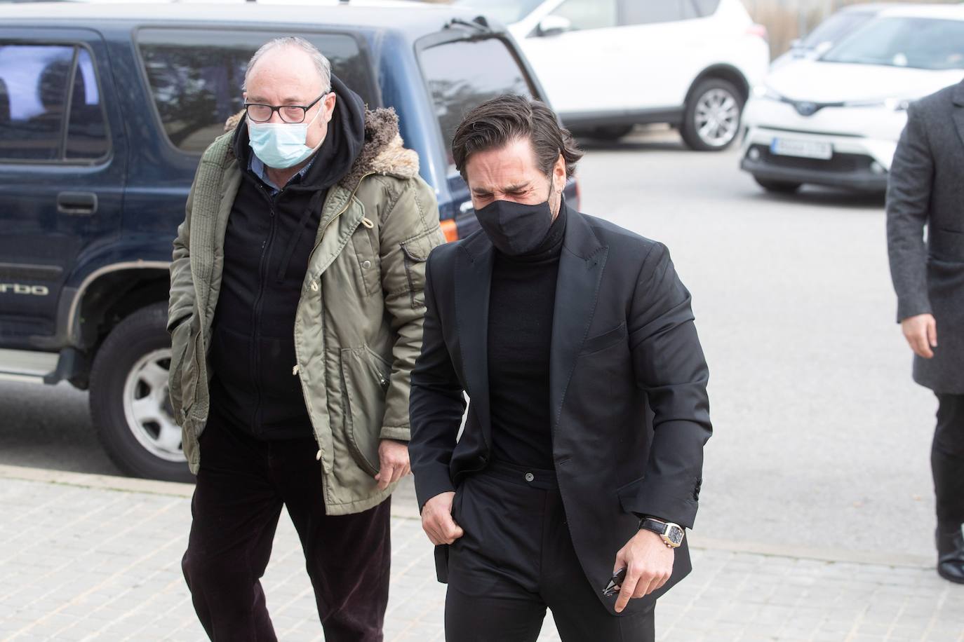 Los familiares y amigos de Álex Casademunt despiden al artista de 39 años, fallecido el pasado miércoles en un accidente de tráfico en Mataró, donde residía. Al tanatorio han acudido durante la tarde de este jueves sus compañeros de 'Operación triunfo 1': David Bustamante, David Bisbal y Nuria Fergó son algunos de los rostros conocidos que han acudido a dar el último adiós al catalán.