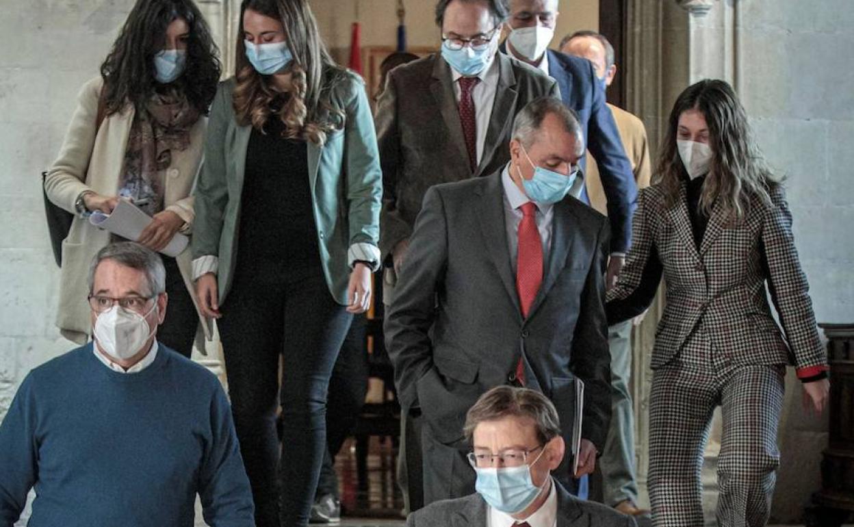 Altos cargos y representantes patronales y sindicales, tras una reunión en Presidencia 