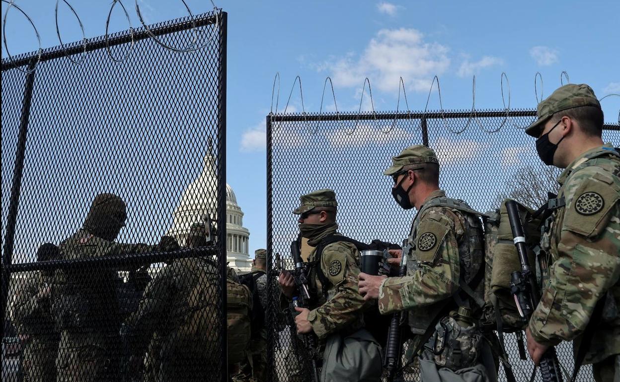 Los miembros de la Guardia Nacional vigilan los accesos vallados al Capitolio.