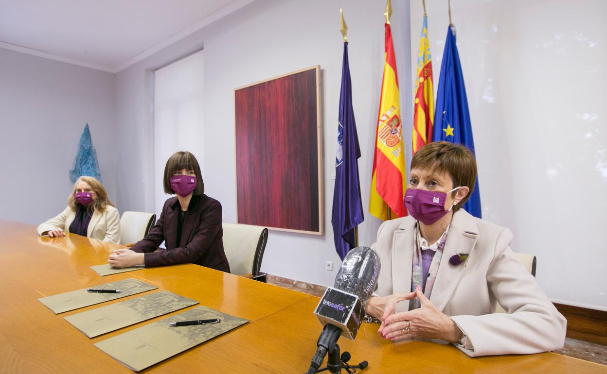 Juana Navarro, Diana Morant y la rectora de la UV, Mavi Mestre. 