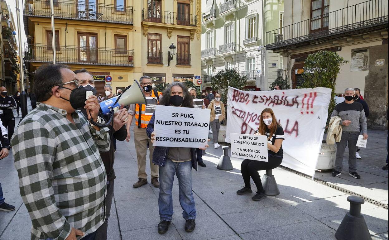 Protesta de los vendedores ambulantes en la plaza de Manises. 