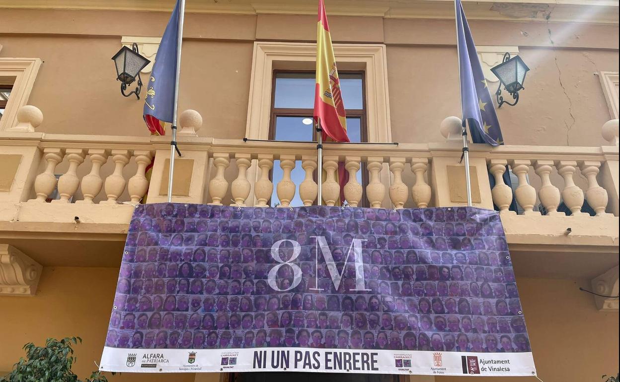 La pancarta colgada en el ayuntamiento de Foios. 