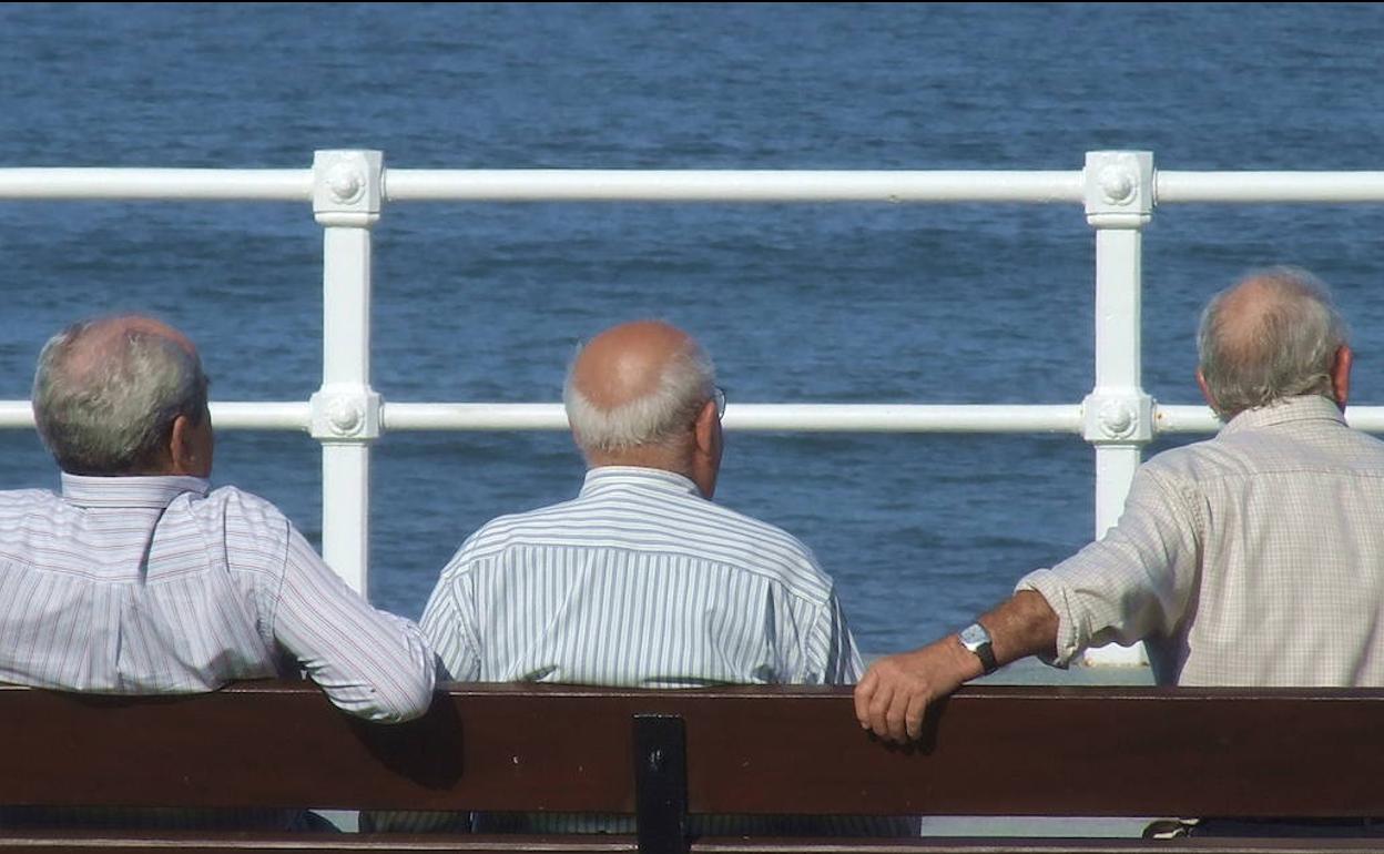 Ancianos en el paseo de la playa de San Lorenzo