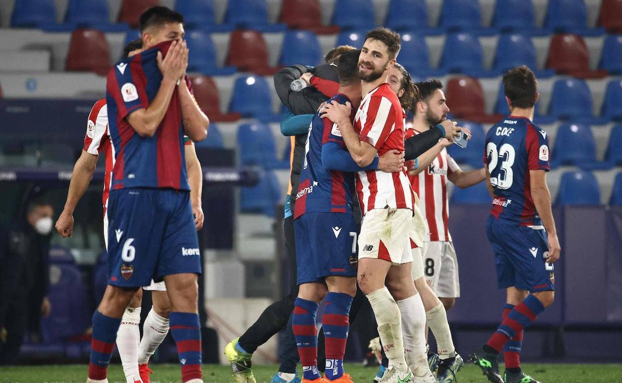 Los jugadores del Levante y el Athletic, tras el partido disputado el jueves en el Ciutat.