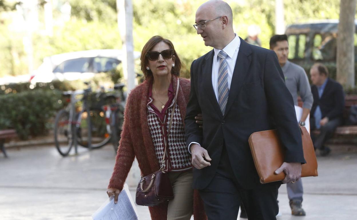 Zafra, con su abogado, entrando a la Ciudad de la Justicia de Valencia. 