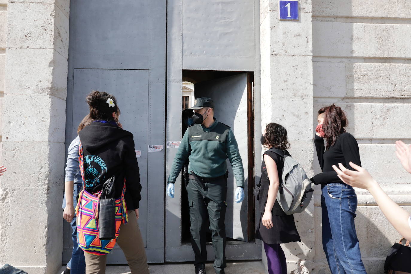 Un grupo de mujeres ocupa la Delegación del Gobierno en Valencia