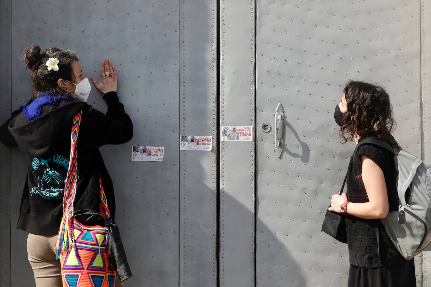 Un grupo de mujeres ocupa la Delegación del Gobierno en Valencia